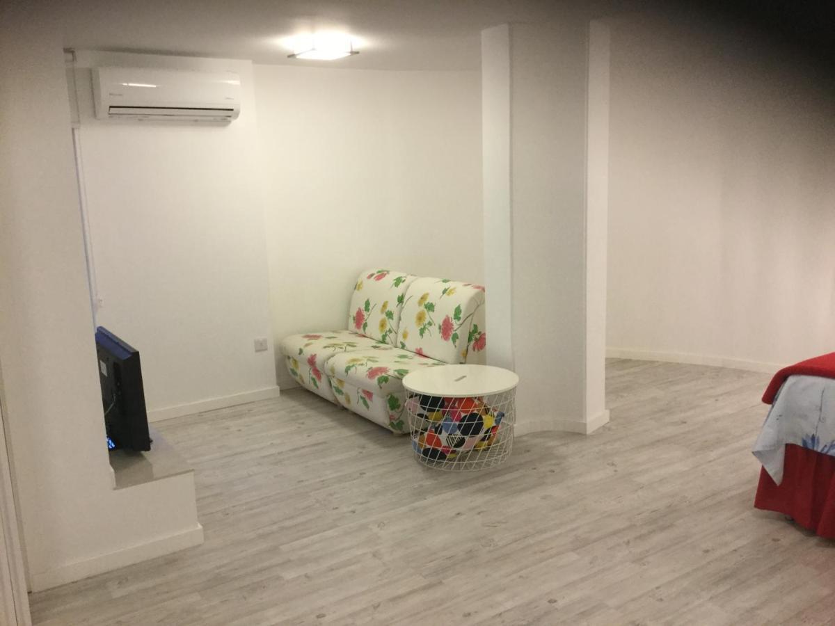 Red Cozy Stay Limasol Buitenkant foto