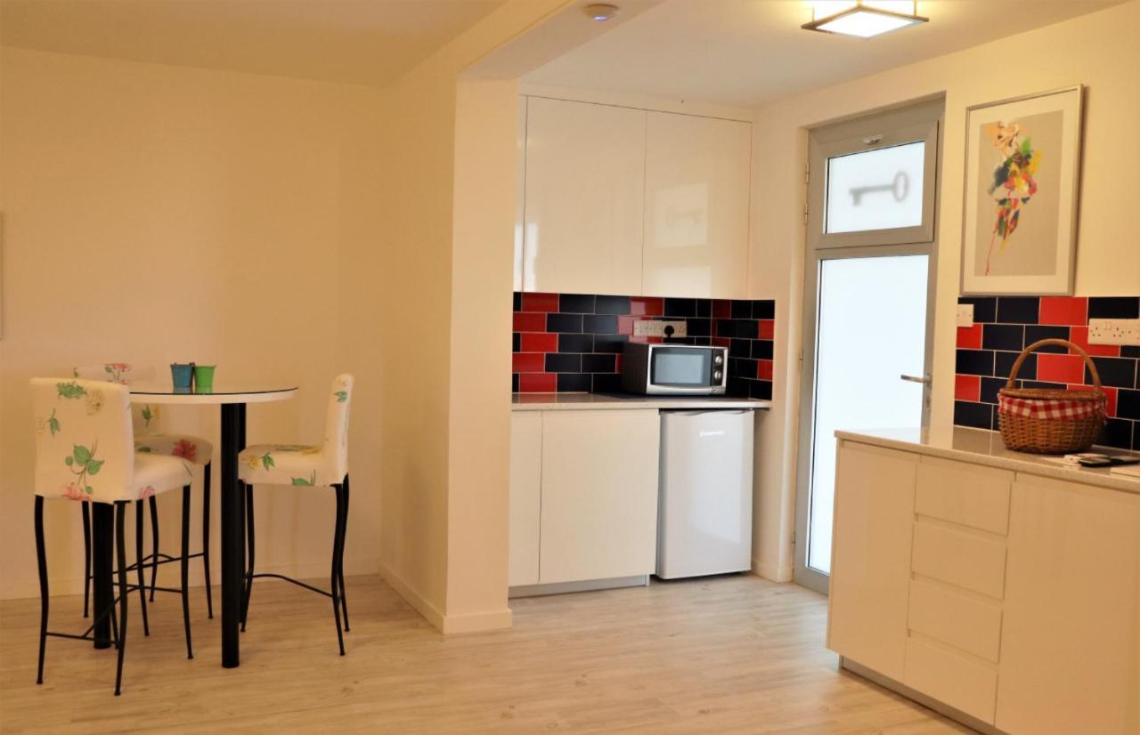 Red Cozy Stay Limasol Buitenkant foto